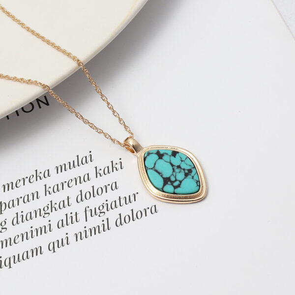 Abalone Shell Turquoise Inlaid Exquisite Short Chic Necklace - Image 2