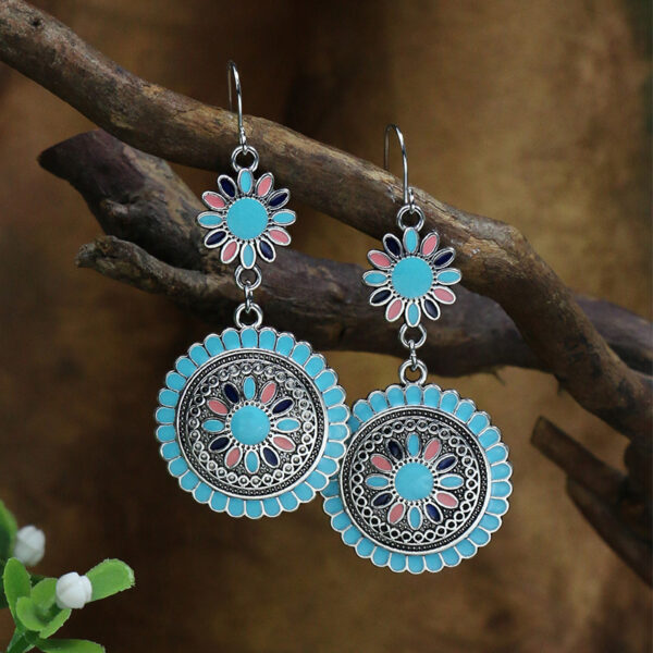 Women's Fashion Retro Exaggerated Temperamental Earrings - Image 4