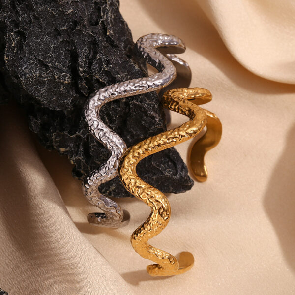Fashionable All-match Stainless Steel 18K Gold Plating Beating Pattern Wave Snake Bracelet - Image 3