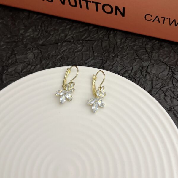 Inlaid Zircon Super Shiny Leaves Cold Delicate Earrings - Image 3