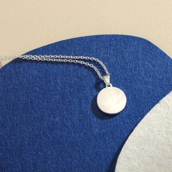 Women's Beating Pattern Shape Middle Inlaid Love Pendant Necklace - Image 5