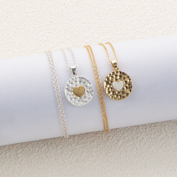 Women's Beating Pattern Shape Middle Inlaid Love Pendant Necklace