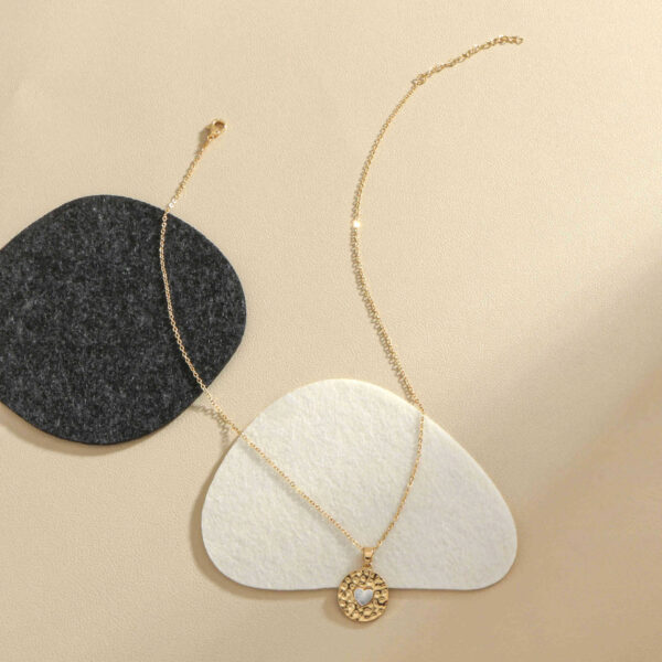 Women's Beating Pattern Shape Middle Inlaid Love Pendant Necklace - Image 2