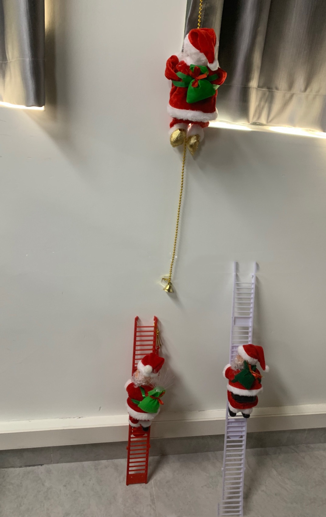 Electric Santa Claus Climbing Ladder Plastic - Image 3