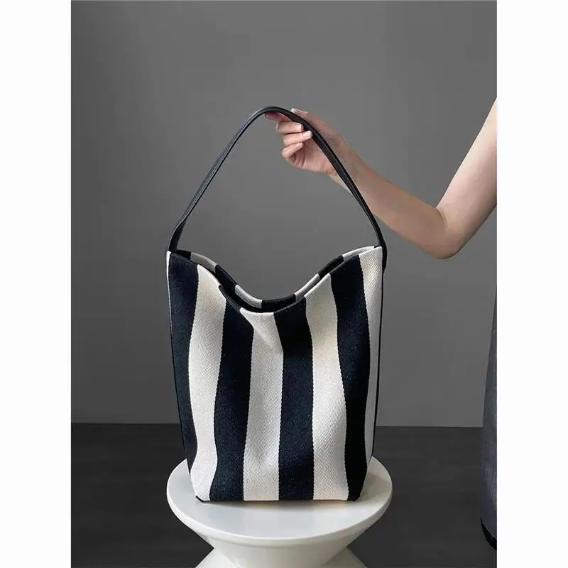 Black and white contrasting wide shoulder strap women's bag large capacity tote bag bucket bag - Image 5