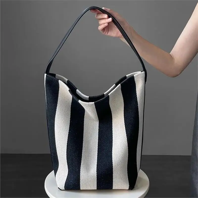 Black and white contrasting wide shoulder strap women's bag large capacity tote bag bucket bag - Image 6