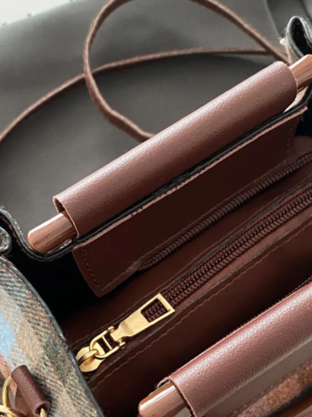 Contrast Plaid Trapezoid Shape Crossbody Bag - Image 2