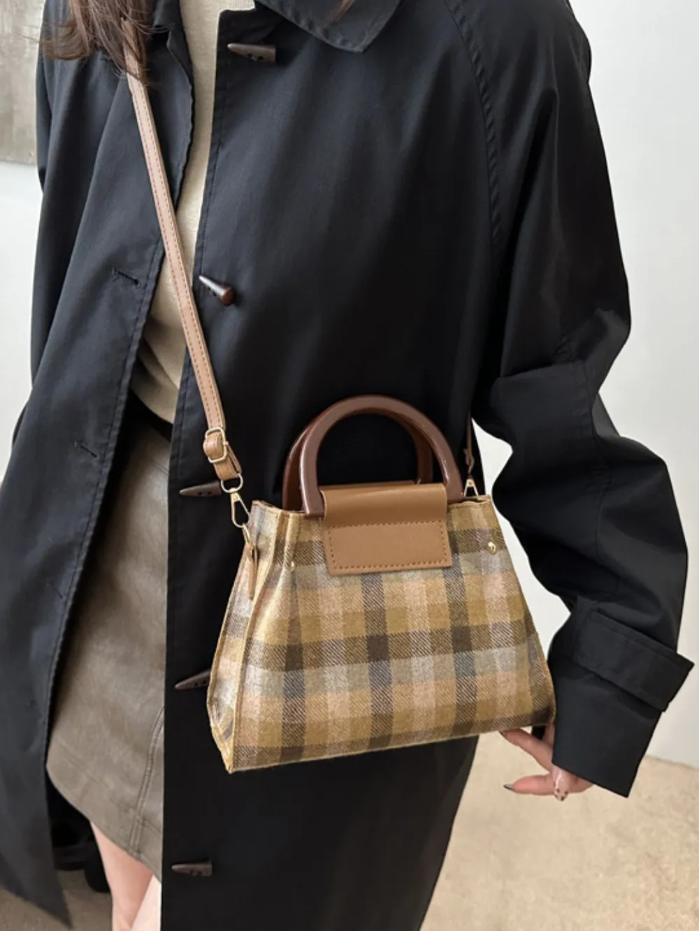 Contrast Plaid Trapezoid Shape Crossbody Bag - Image 11