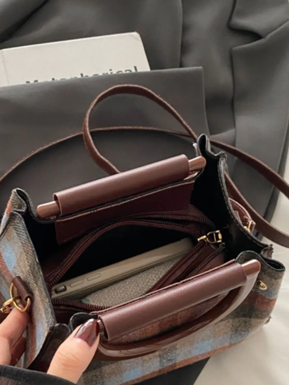 Contrast Plaid Trapezoid Shape Crossbody Bag - Image 3