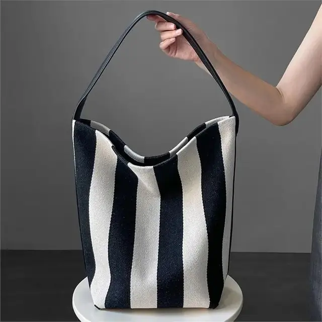 Black and white contrasting wide shoulder strap women's bag large capacity tote bag bucket bag - Image 7
