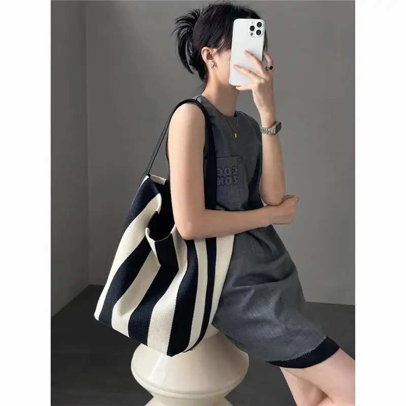 Black and white contrasting wide shoulder strap women's bag large capacity tote bag bucket bag - Image 3