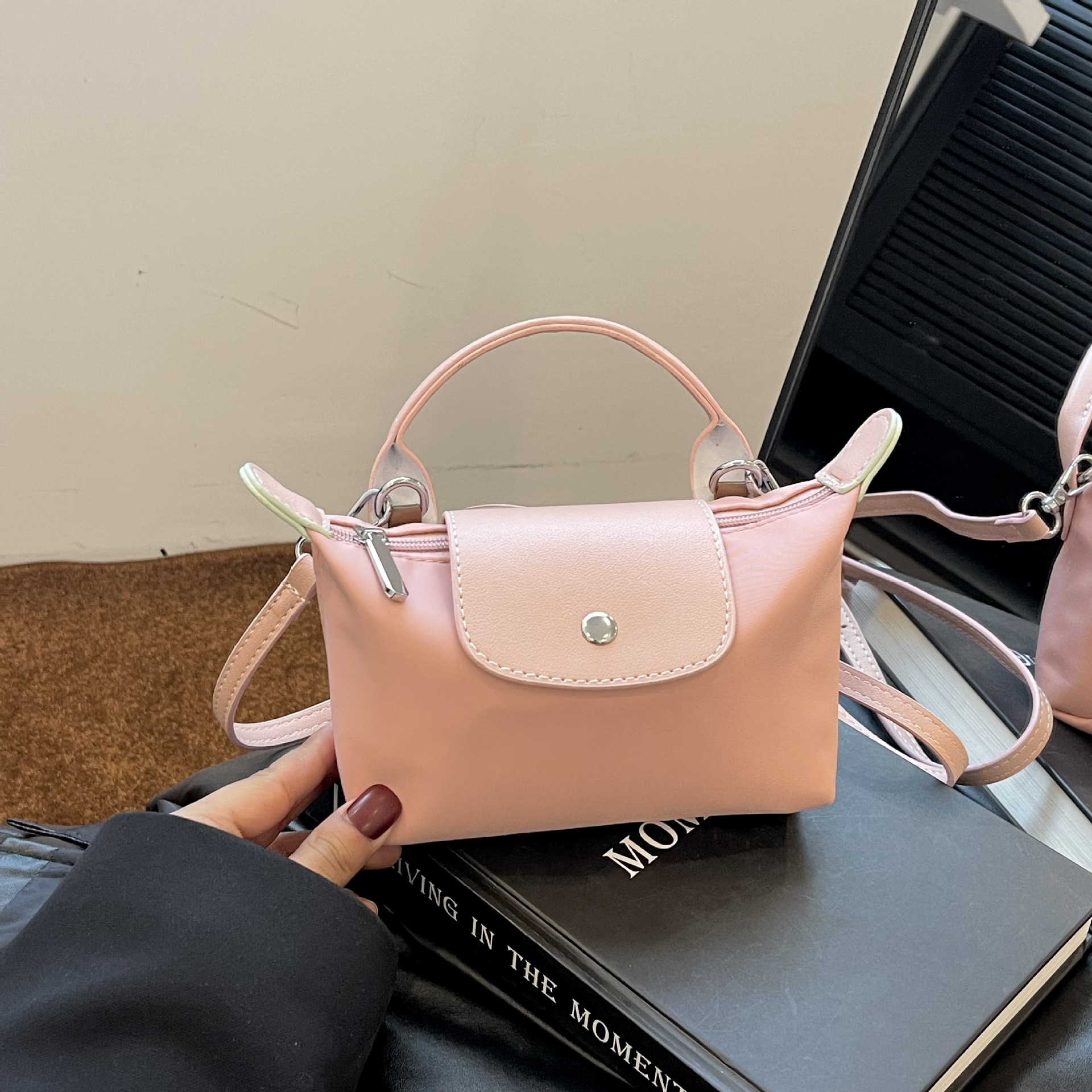 Retro fashion versatile women's bag, shoulder crossed, carrying high-end nylon dumpling bag - Image 9