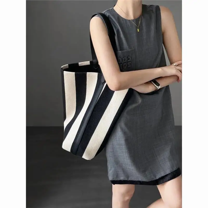 Black and white contrasting wide shoulder strap women's bag large capacity tote bag bucket bag - Image 4