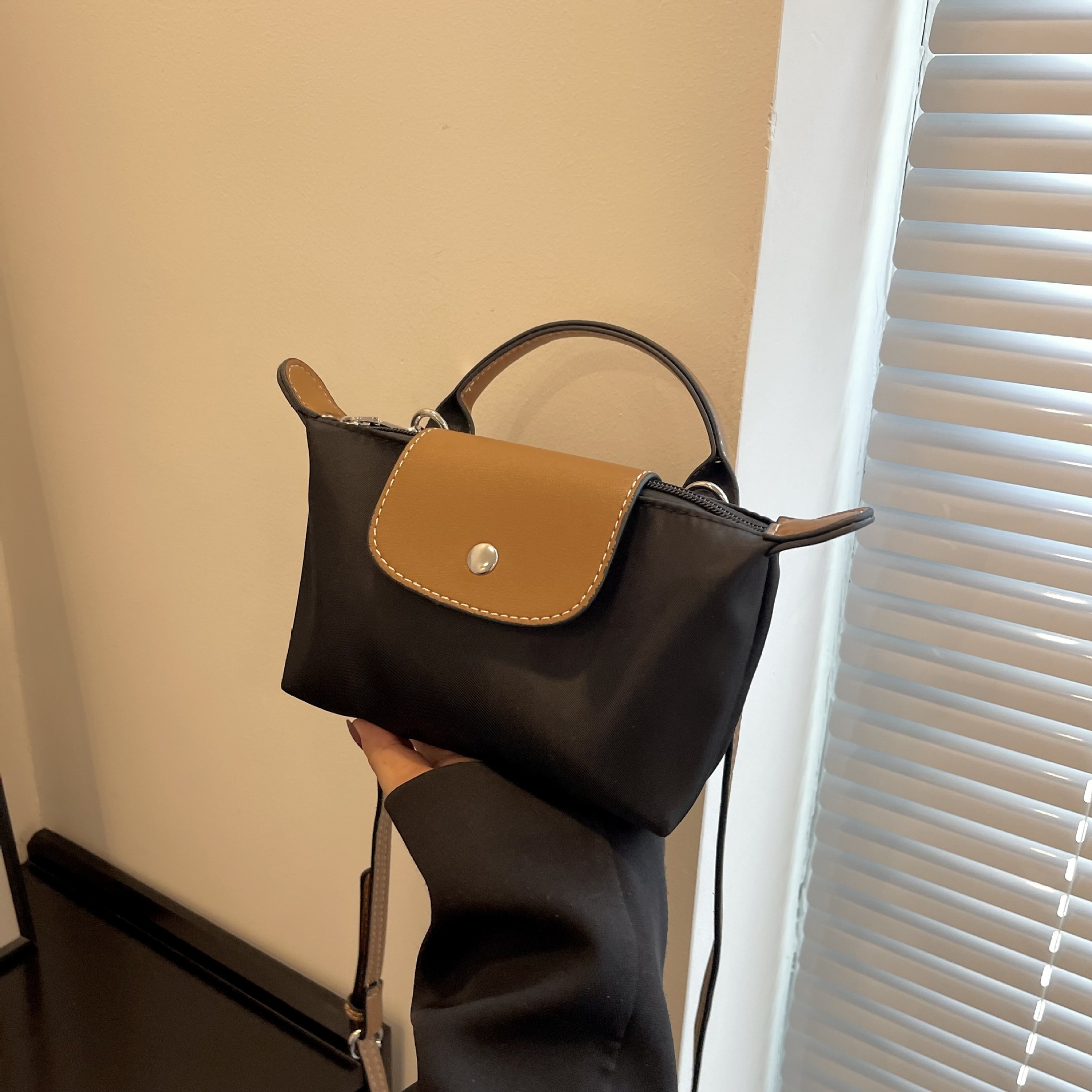 Retro fashion versatile women's bag, shoulder crossed, carrying high-end nylon dumpling bag - Image 7